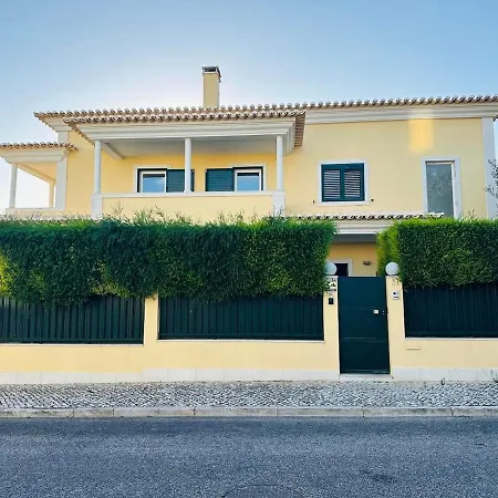 Villa Colorful Holiday-a House With Swimming Pool *